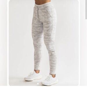 Alphalete women’s silver Camo Identity Joggers Size M - like new